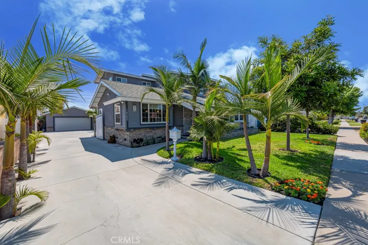 Front of house/Driveway/Garage
