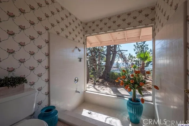 330 Wonderview Drive, Glendale, California 91202