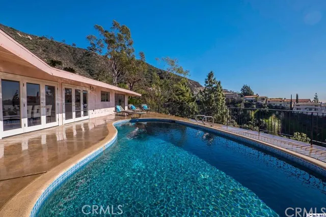 330 Wonderview Drive, Glendale, California 91202