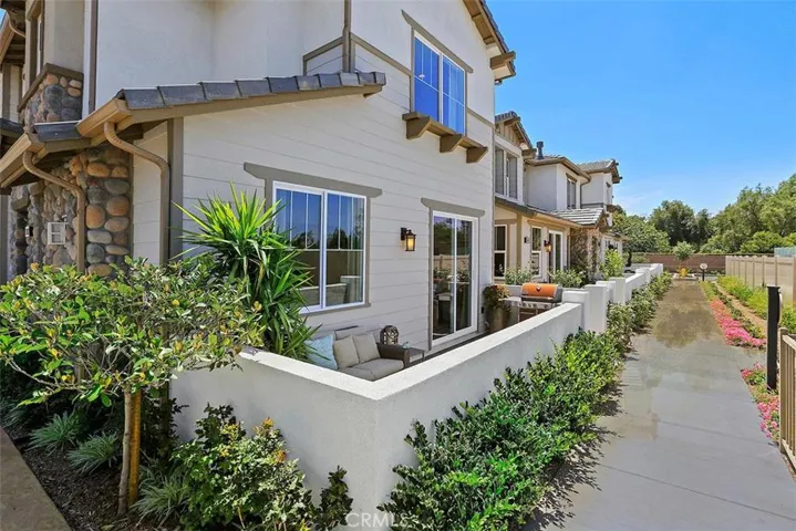 Great complex across from Nixon Library in Yorba Linda. This shot is pic of the front of the model home.