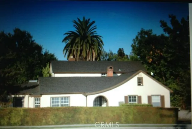 This is the picture of the front house. The available unit is in the back house.