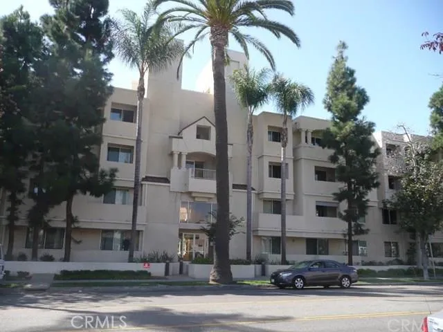 Front entry of Magnolia Place building, Magnolia Ave.