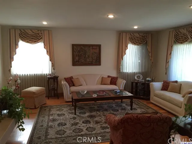 3323 Sparr Boulevard, Glendale, California 91208