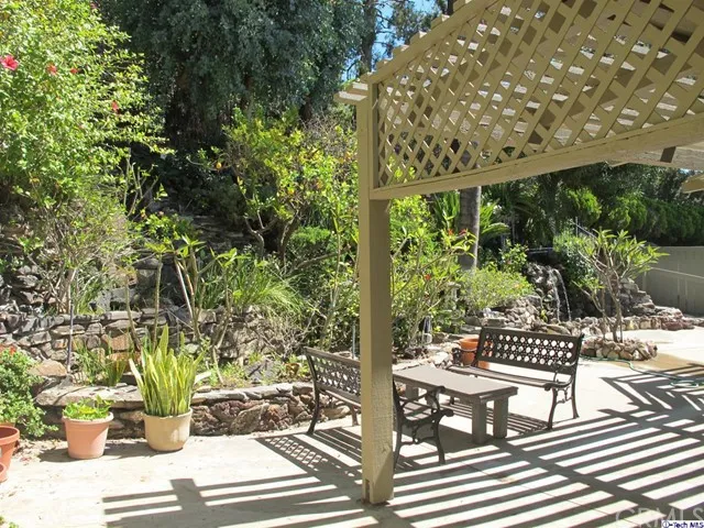 843 Moorside Drive, Glendale, California 91207
