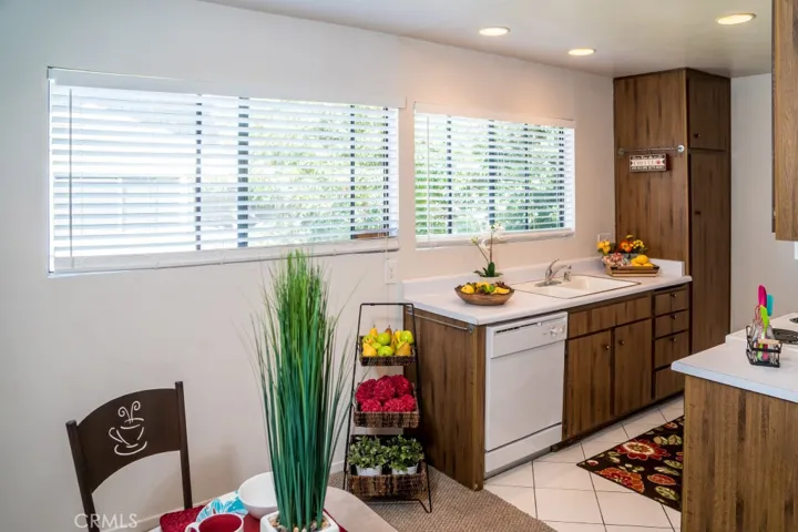 Lots of natural light in Kitchen
