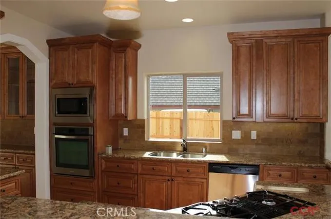 Kitchen features Cinnamon Mocha cabinets, complementary granite countertops and stainless appliances.