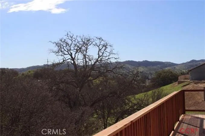 Enjoy gorgeous views of Paso Robles from the deck!