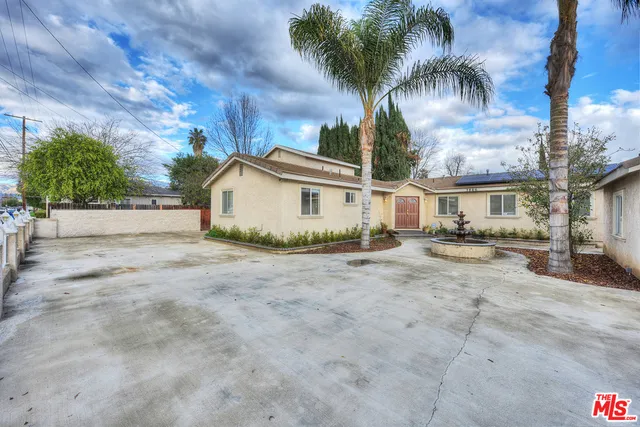 5 Bedrooms on fully fenced huge lot