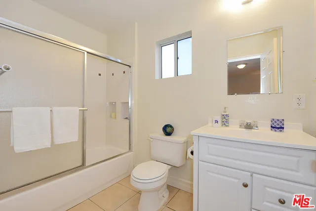 Upstairs full bath