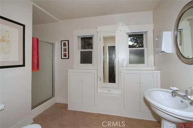 Upstairs full-bath.