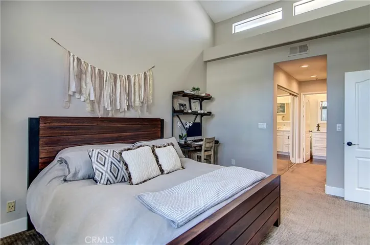 More light and privacy from the high windows. Designer carpet & paint add to the appeal.