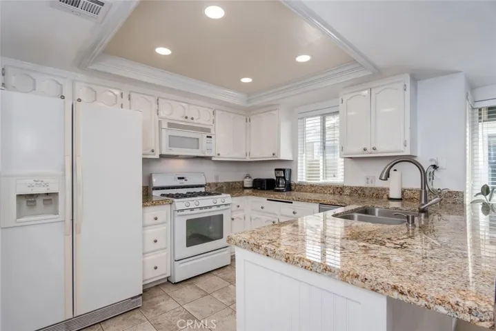 Beautiful kitchen w/ granite countertops