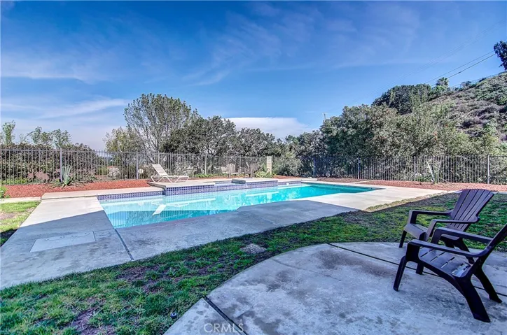 Plenty of sundeck space for everyone!