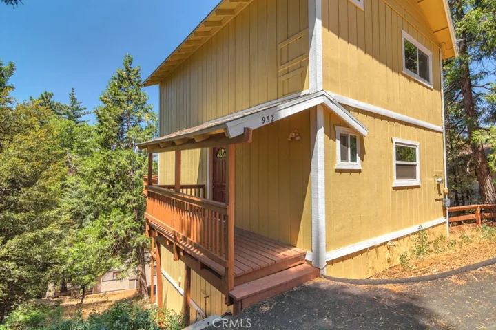 932 Arbula Drive, Crestline, California 92325