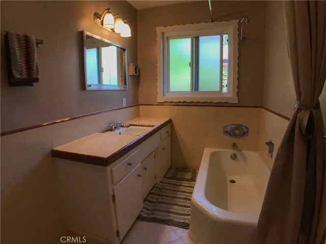 Full bathroom for the three bedrooms.