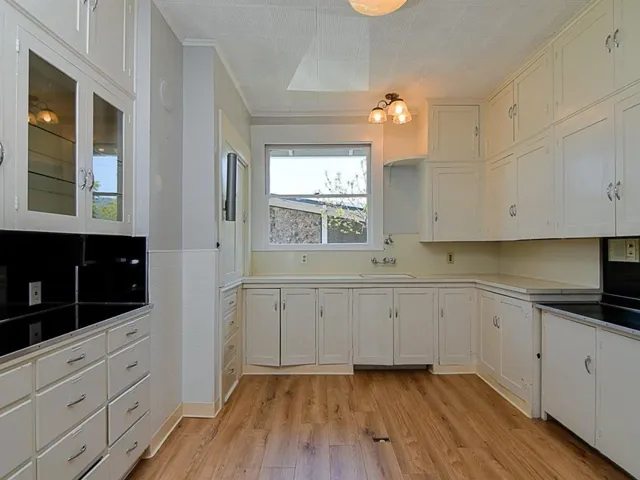 221 Almendra Avenue, Los Gatos, California 95030