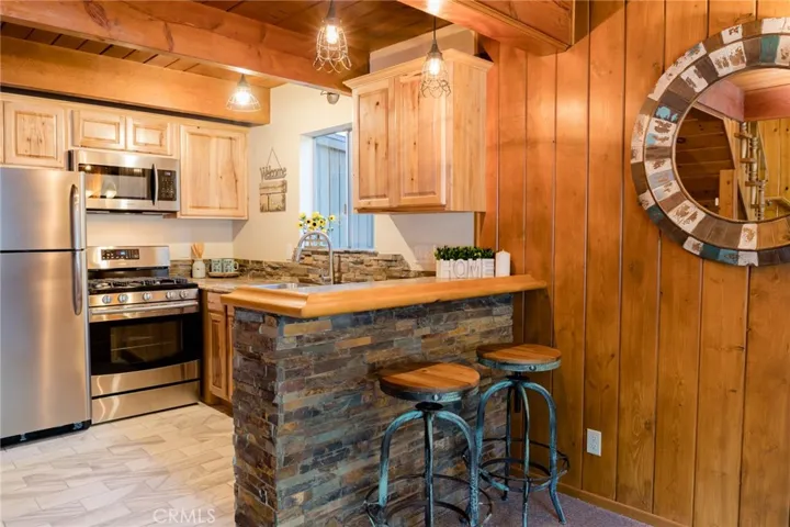 Kitchen / Breakfast Bar
