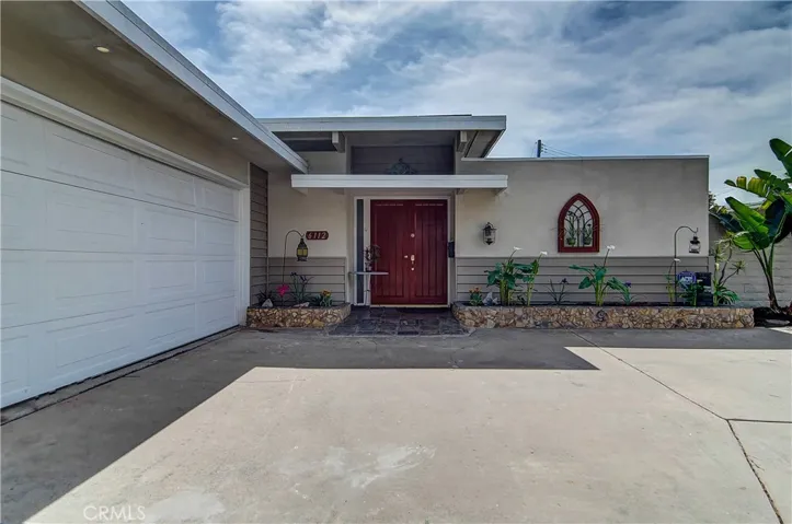 Love the red front door!