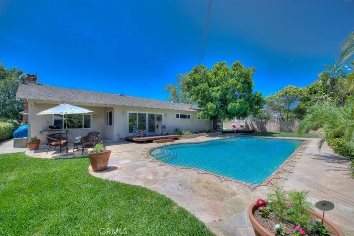 A better view of the safety net and of course, spacious backyard for entertaining!