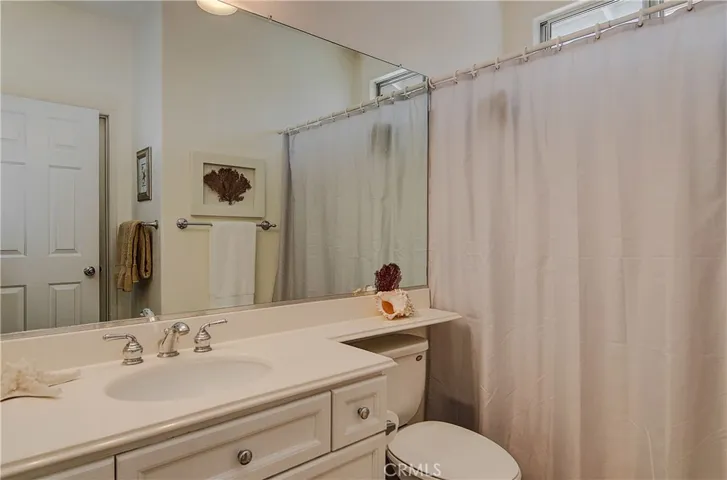 This is the bath shared by the two guest bedrooms, barthed in natural light!