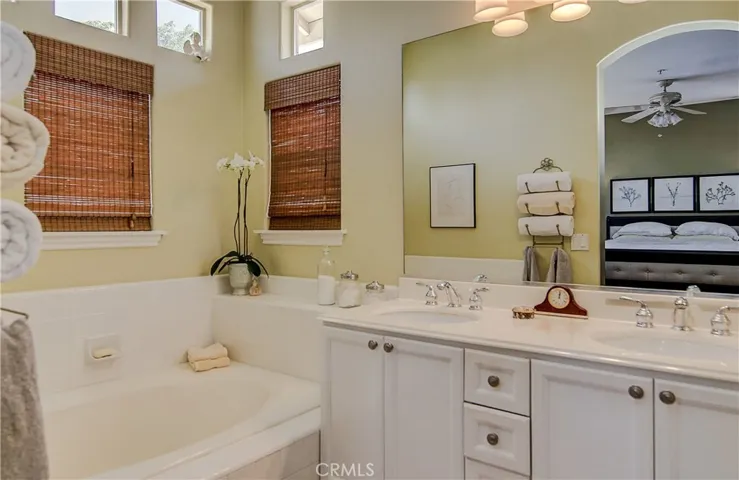 


Master bath has separate soaking tub and dual vanities, plus huge separate shower and commode room. 

