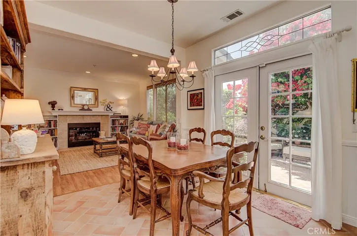 The super flexible dining space is perfect for everyday meals or entertaining on a grand scale.
