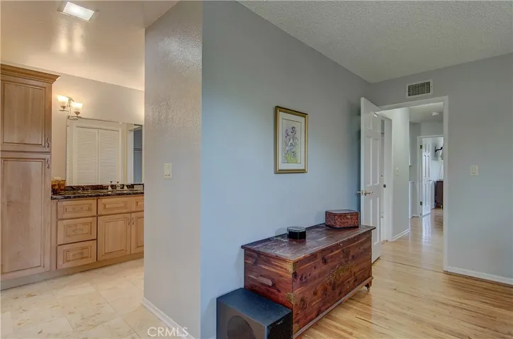 Nice transition to the Dressing area, very open!