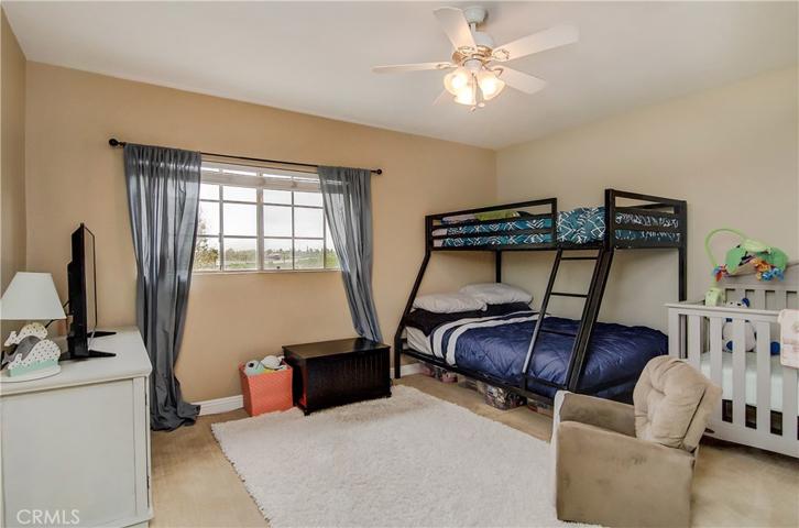 Kid's room is HUGE! Second Master suite, perfect for a roommate option.