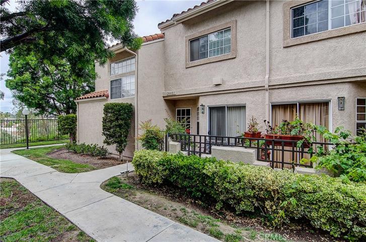 Welcome! Largest plan in complex and an end unit with tree views: SUPER PRIVATE!