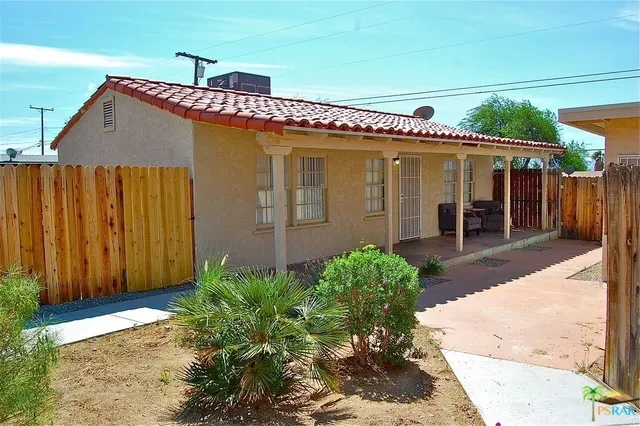detached 2 bedroom building