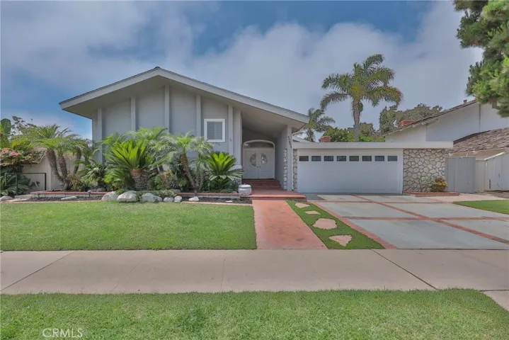 17071 Courtney Lane, Huntington Beach, California 92649