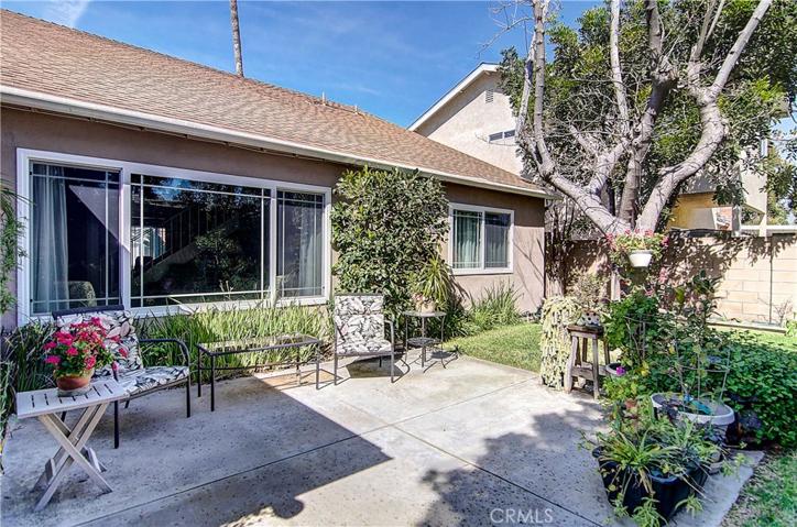 Entertainer's patio sets the tone in the backyard.