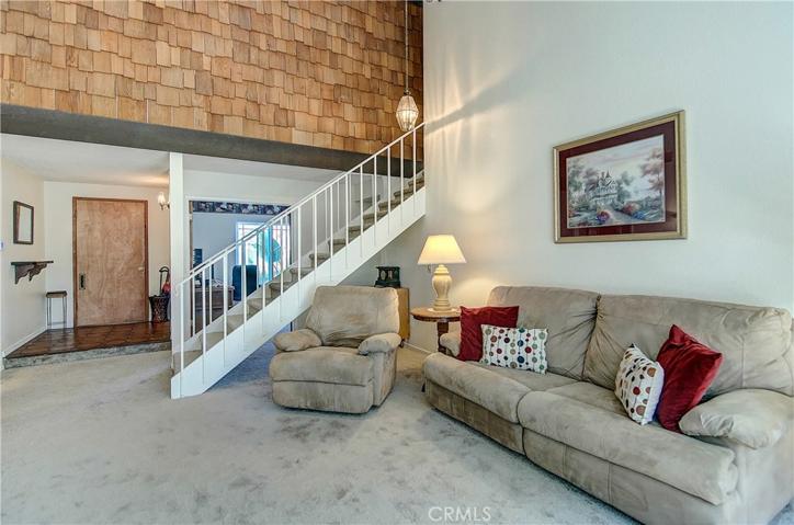 The formal entrance hall creates a great First Impression.
