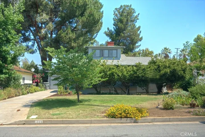 Lovely Early Century Home Built 1918 - 1302 sq. ft. Home on a 7500 sq. ft. lot.  Walking distance to the University of Redlands and Sylvan Park.