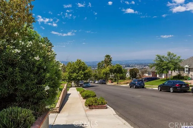 948 Birmingham Road, Burbank, California 91504