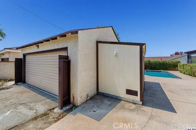 948 Birmingham Road, Burbank, California 91504