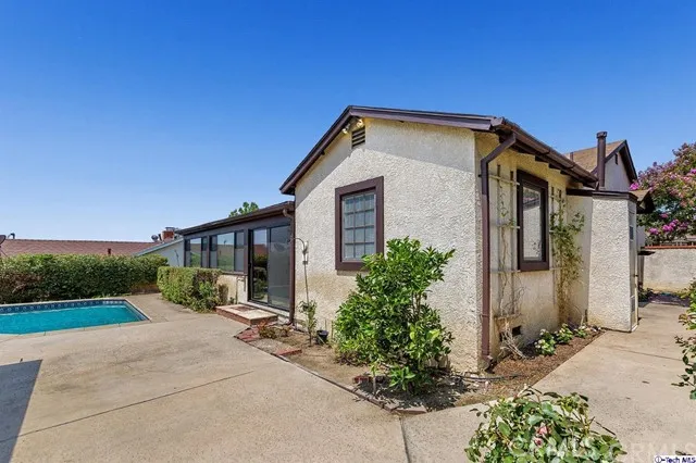948 Birmingham Road, Burbank, California 91504