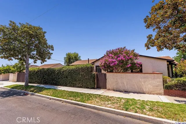 948 Birmingham Road, Burbank, California 91504