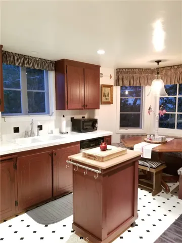 327 Sunset Drive, Lake Arrowhead, California 92352