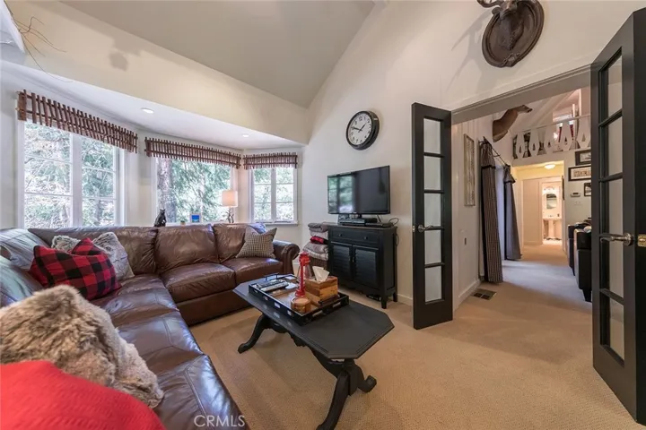 327 Sunset Drive, Lake Arrowhead, California 92352