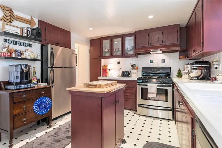 327 Sunset Drive, Lake Arrowhead, California 92352
