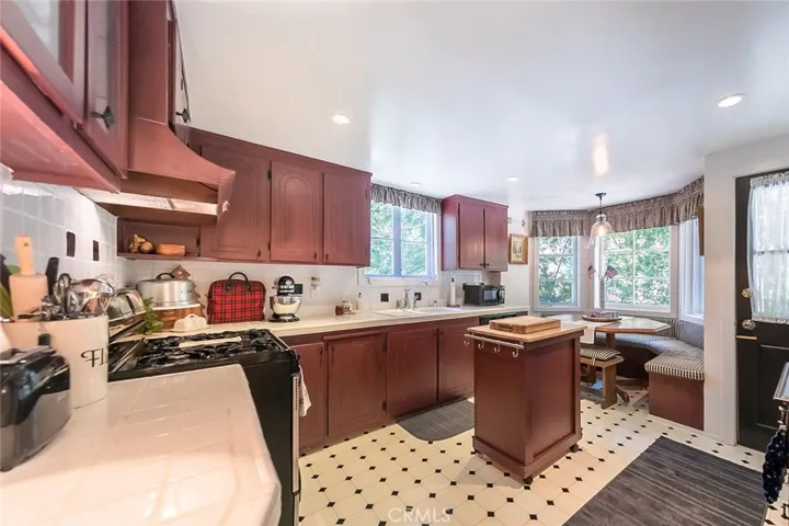 327 Sunset Drive, Lake Arrowhead, California 92352