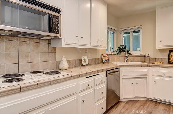 Gleaming kitchen has plenty of cabinet and counter space for any chef!