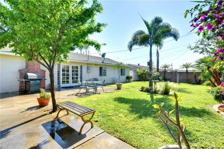 Beautifully kept backyard