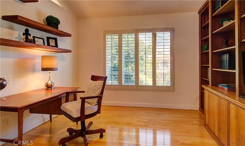 Additonal bonus space upstairs is perfect  for home office/den with built-in bookcases...could easily be 4th bedroom too!