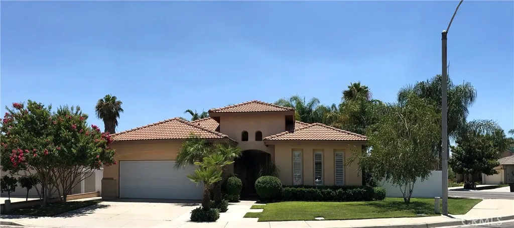 Great Curb Appeal!!!