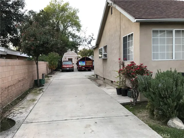 Long Driveway Provide Lots  of Parking!