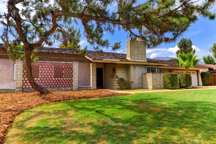 2217 N Villa Maria Road, Claremont, California 91711
