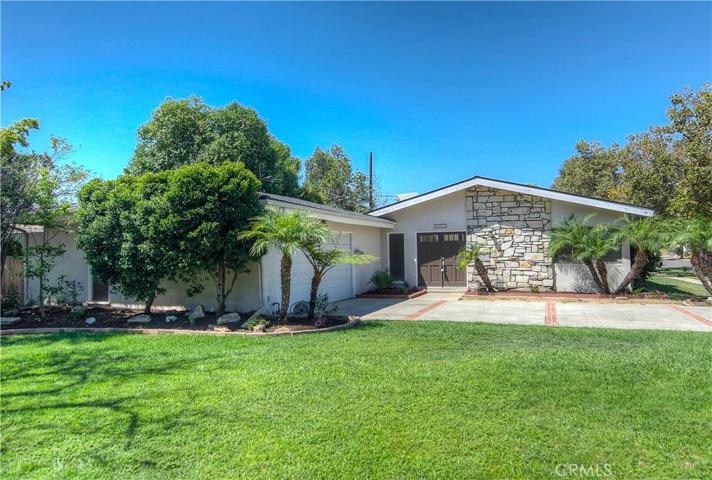 Huge corner lot, beautiful landscape, large driveway.