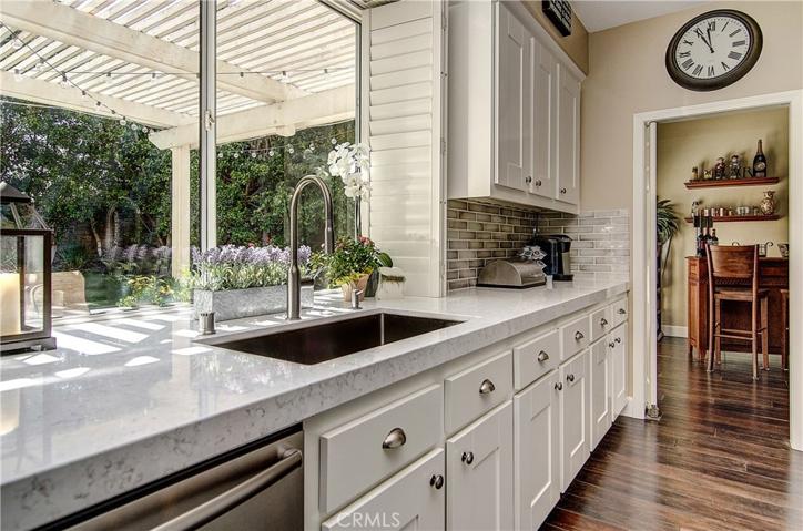 No gloomy cooks allowed in this kitchen space!